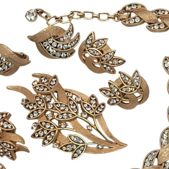 Vintage Crown Trifari Brushed Gold Bracelet Earrings Brooch Set Parure - Picture 6 of 11